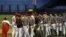 Jugadores cubanos y estadounidenses se saludan antes de un partido entre el Instituto Superior de Cultura Física (ISCF) y la Universidad de Alabama, el 16 de diciembre de 2008, en el estadio Latinoamericano en La Habana (Cuba).