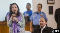 La vicepresidenta de Nicaragua, Rosario Murillo (i), habla, junto al presidente de Nicaragua, Daniel Ortega.