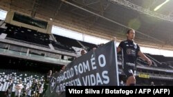 El club Botafogo entra a la cancha con mensajes de protesta y admiración, el 28 de junio de 2020