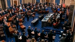 El presidente de la Corte Suprema, John Roberts, le toma juramento a los senadores en el juicio politico al presidente Donald Trump, el 16 de enero del 2020.