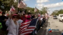 Presidente Trump saluda a los manifestantes en frente a su casa de la Florida