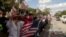 Presidente Trump saluda a los manifestantes en frente a su casa de la Florida