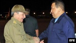 El gobernante de Cuba, Raúl Castro (i), recibe al presidente de Venezuela, Hugo Chávez, en el aeropuerto José Martí de La Habana. 