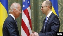 El primer ministro ucraniano, Arseni Yatseniuk (d), estrecha la mano del vicepresidente de EE UU, Joe Biden, durante una conferencia de prensa en Kiev (Ucrania). 