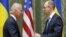 El primer ministro ucraniano, Arseni Yatseniuk (d), estrecha la mano del vicepresidente de EE UU, Joe Biden, durante una conferencia de prensa en Kiev (Ucrania). 