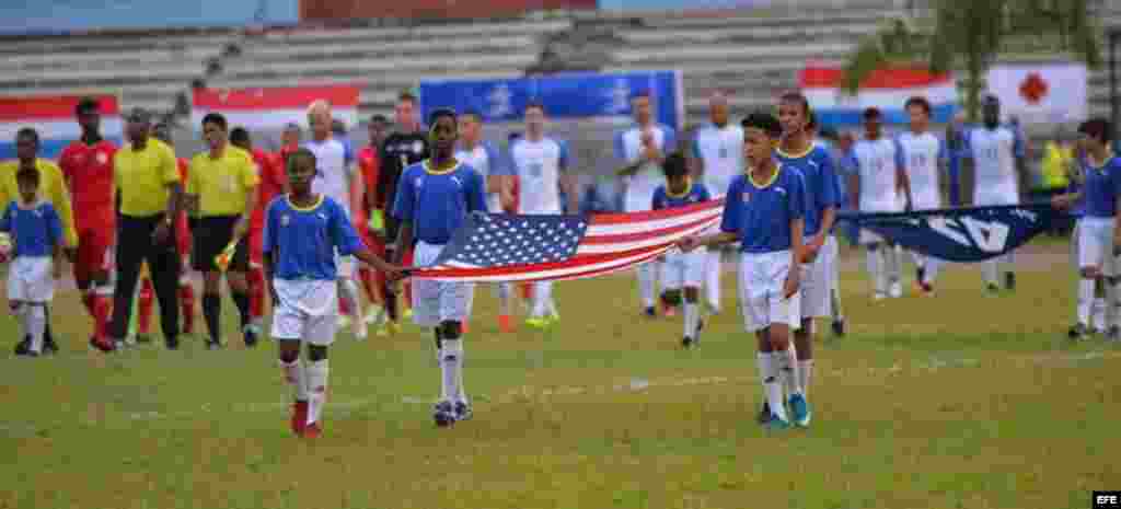 Niños deportistas portan la bandera de EE.UU., en el Estadio Pedro Marrero en La Habana, el 7 de octubre de 2016, durante la inauguración del partido amistoso de fútbol entre Cuba y Estados Unidos. &nbsp;