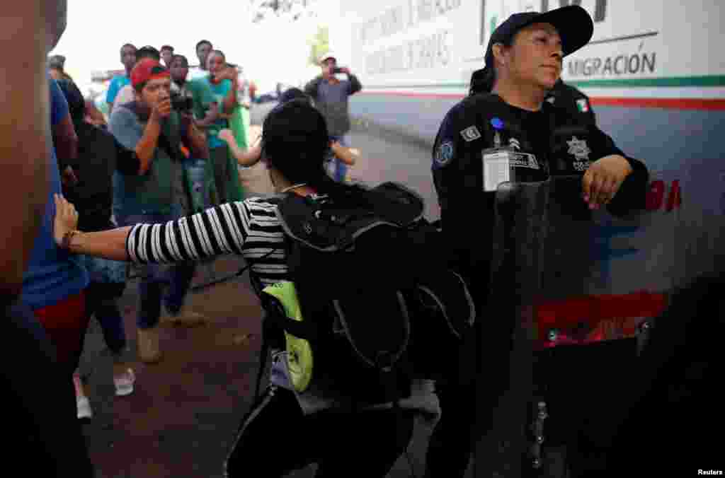 Aproximadamente 50 migrantes del país caribeño se amotinaron esta mañana al interior de la estación migratoria en Tapachula, Chiapas, con el objetivo de denunciar hacinamiento y malos tratos.