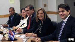 Representantes del Gobierno de Cuba, de der. a izq. Abel González, la directora general para EEUU del Minrex, Josefina Vidal, José Ramón Cabañas, Lianys Torres y Alejandro García.