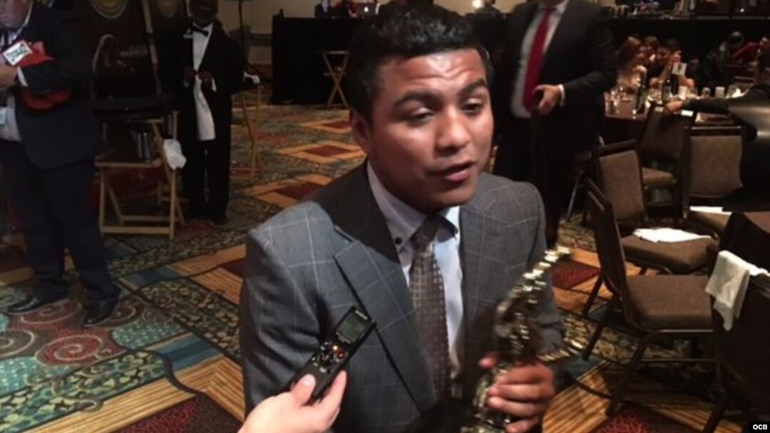 El nicaragüense "Chocolatito" González recibió el trofeo que lo acredita como el mejor púgil del año del CMB. 
