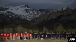 Voluntarios de la Cruz Roja y agentes de la Gendarmería francesa, permanecen ante el monumento en memoria de las víctimas del accidente del avión A320 .