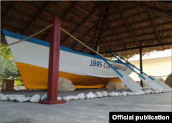 Una réplica del bote en que desembarcó Martí, quedó destruida por el huracán Matthew.