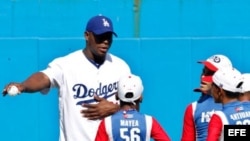 El jardinero derecho de los Dodgers de Los Ángeles, Yasiel Puig, impartió clases a niños cubanos.