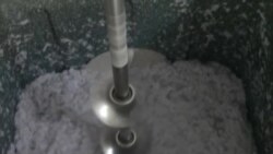 Maquinas antiguas producen papel en Holguín