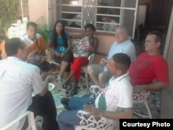 Elizardo Sánchez en su casa en La Habana se reúne con opositores