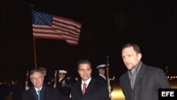 Enrique Peña Nieto (c), presidente de México, es recibido a su llegada a la ciudad de Washington DC, por el embajador estadounidense Peter Selfridge (d) y por el embajador mexicano en EEUU, Eduardo Medina (i).