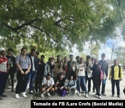 Decenas de personas acudieron en apoyo a los jóvenes de El4tico, mientras se celebrara una audiencia de habeas corpus en el Tribunal de Holguín.