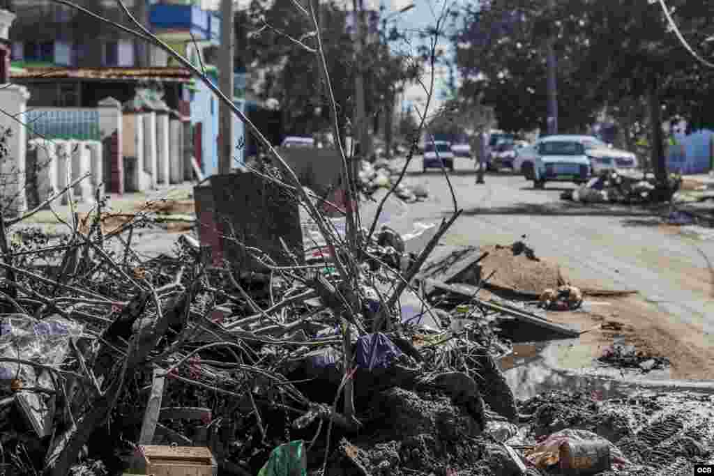 El paso del poderoso huracán Irma dejó más de 1,5 millones de metros cúbicos de desechos sólidos en las calles de La Habana, donde ya se habían recogido hasta el jueves unos 137.000 metros entre árboles, cubiertas, escombros, postes y cables de electricidad y comunicaciones. Fotos: Angélica Producciones