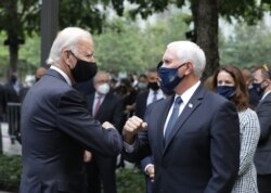 Un saludo entre Joe Biden (izq.) y el vicepresidente Mike Pence durante la ceremonia.AMR ALFIKY / POOL / AFP