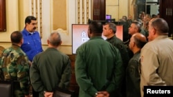 Maduro reunido con el alto mando militar en Miraflores el 30 de abril.