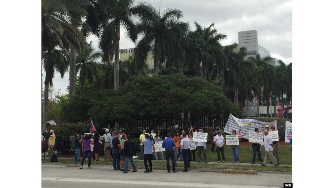 Decenas de personas protestaron frente a las oficinas de Carnival en Miami.