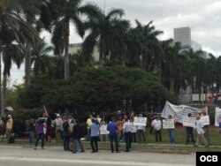 Decenas de personas protestaron frente a las oficinas de Carnival en Miami.