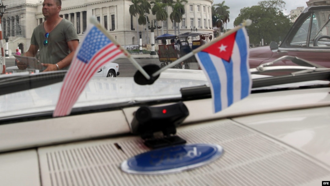 El capitolio cubano desde el interior de un auto clásico