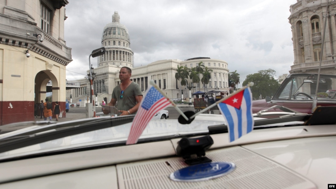 El capitolio cubano desde el interior de un auto clásico.