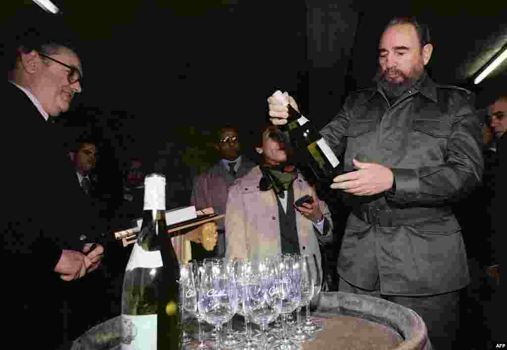 Fidel Castro con una botella de Chablis en una bodega de Borgoña.