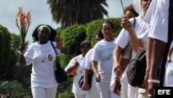 Foto de archivo de la líder de las Damas de Blanco, Berta Soler (c), cuando marchaba junto a unas 50 mujeres el domingo 11 de diciembre de 2011, en La Habana.