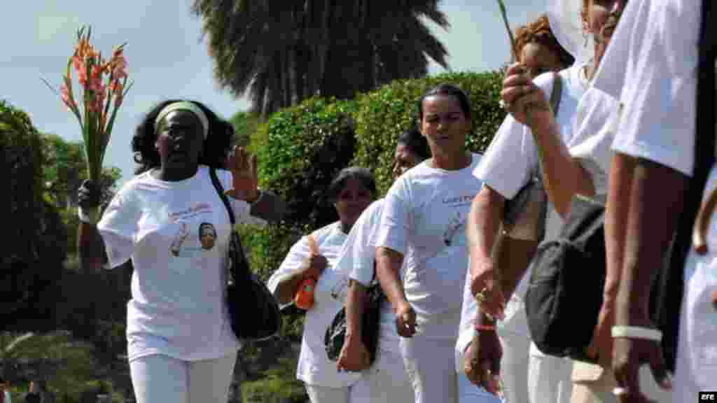 Foto de archivo de la líder de las Damas de Blanco, Berta Soler (c), cuando marchaba junto a unas 50 mujeres el domingo 11 de diciembre de 2011, en La Habana.