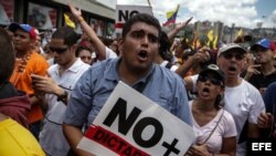 Manifestantes de la oposición venezolana gritan consignas durante una marcha contra la sentencia del Tribunal Supremo de Justicia de Venezuela.