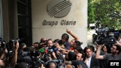 El titular de la Autoridad Federal de Servicios de Comunicación Audiovisual (Afsca), Martín Sabbatella, habla con la prensa tras salir de la sede del Grupo Clarín, en Buenos Aires, Argentina. 