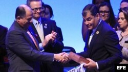 El presidente costarricense, Luis Guillermo Solís (i), y su ministro de Relaciones Exteriores, Manuel González (2-i), entregan la Presidencia pro tempore de la CELAC al mandatario ecuatoriano, Rafael Correa.