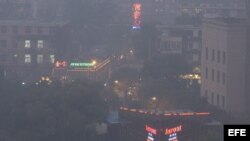 Fotografía de archivo de la contaminación en el centro de Pekín, China.