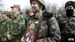 Un separatista prorruso muestra un icono religioso durante una manifestación delante de un edificio gubernamental, en Lugansk (Ucrania).