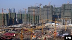  Vista general de la construcción de edificios en Qingdao, este de China.