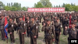 Soldados de Corea del Norte reunidos en uno de los sitios de batalla de la Guerra de Corea (1950-53) en un sitio sin determinar en Corea del Norte. (Archivo, 2013).