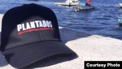 La gorra que promociona el filme Plantados en La Habana Facebook del realizador Lilo VIlaplana