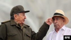 Raúl Castro y Machado Ventura en desfile por el Primero de Mayo, en Cuba.