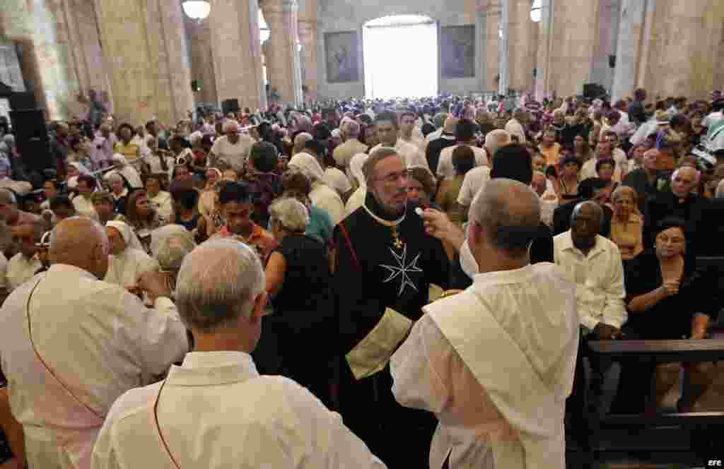 Fieles religiosos participan en la primera misa del nuevo arzobispo de La Habana, Juan de la Caridad García Rodríguez, en la Catedral de La Habana.