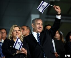 El primer ministro israelí, Benjamin Netanyahu (d), y su esposa Sara Netanyahu (i) en la ceremonia de inauguración de los Juegos Maccabiah en Ramat Gan (Israel).