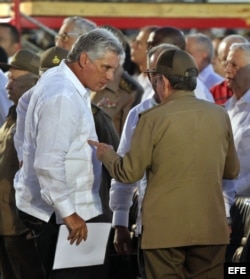 Raúl Castro conversa con Diaz-Canel durante una ceremonia oficial, en julio de 2015.