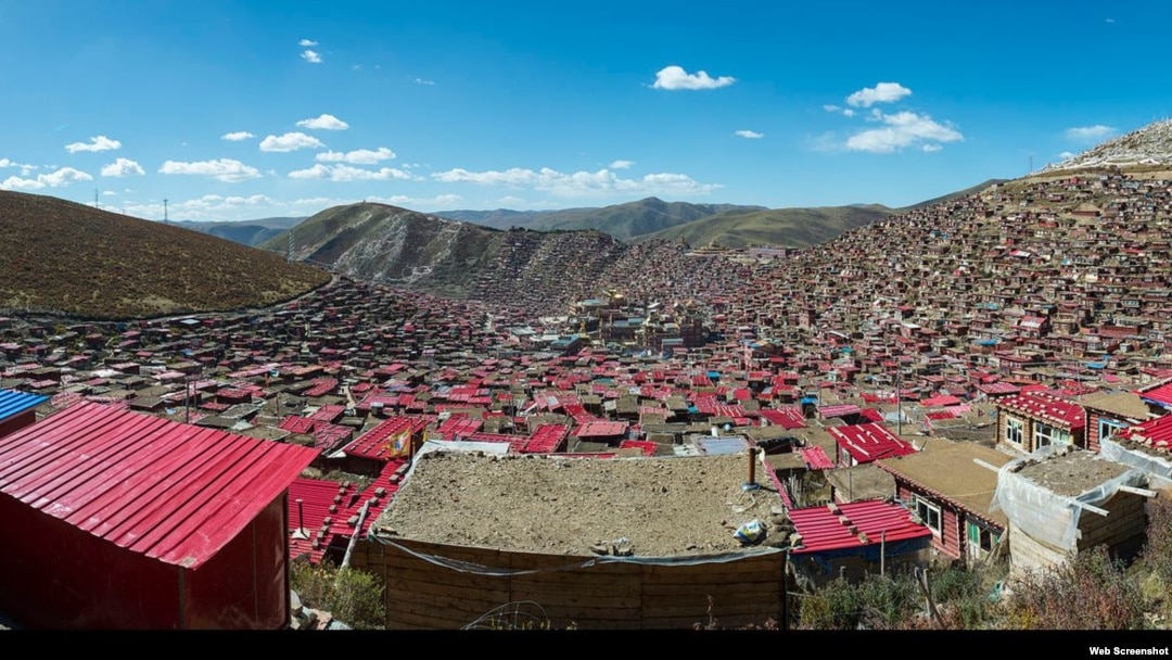 Larung Gar, el mayor monasterio del Tíbet y uno de las mayores instituciones de enseñanza de budismo del mundo.