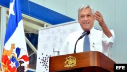 Fotografía cedida por la Presidencia que muestra al presidente de Chile, Sebastián Piñera, mientras hablaba ayer, viernes 15 de noviembre de 2013, durante su llamado a votar en las elecciones del próximo domingo en Santiago de Chile