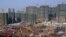  Vista general de la construcción de edificios en Qingdao, este de China.