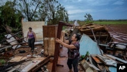 Cubanos recuperan pertenencias de sus casas, que fueron destruidas por el huracán Rafael, en Alquízar, el 7 de noviembre de 2024. (AP/Ramon Espinosa/Archivo)