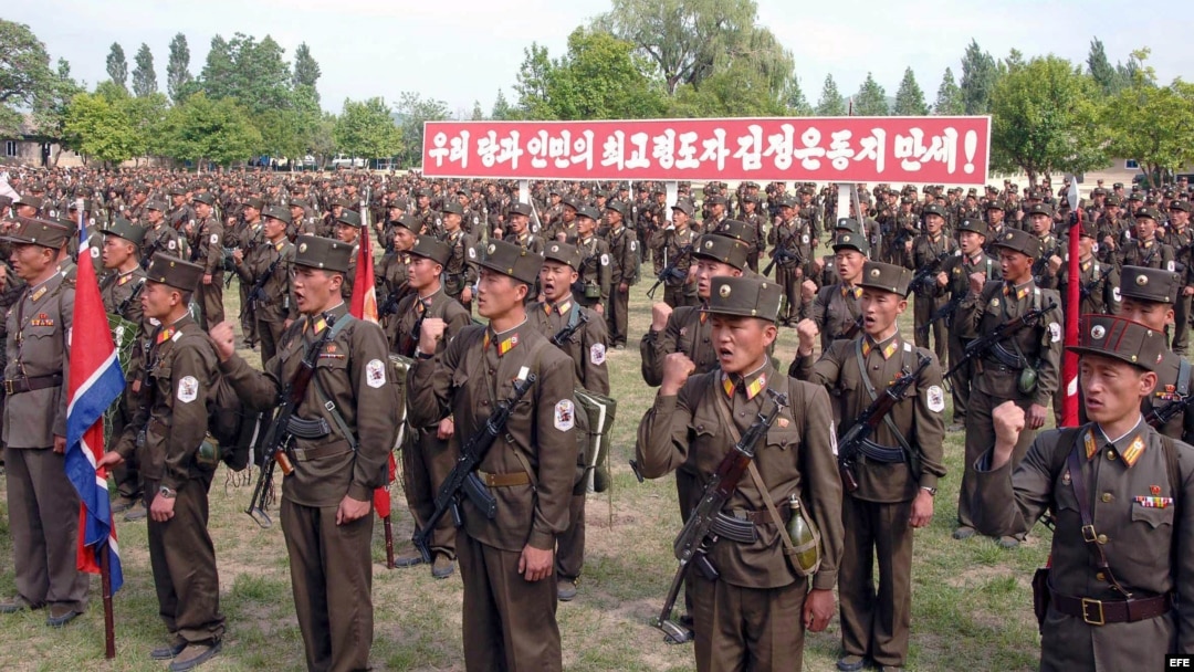 Soldados de Corea del Norte reunidos en uno de los sitios de batalla de la Guerra de Corea (1950-53) en un sitio sin determinar en Corea del Norte. (Archivo, 2013).