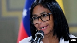 Gobernante interina de Venezuela, Delcy Rodríguez, ofrece declaraciones a medios de información. 
