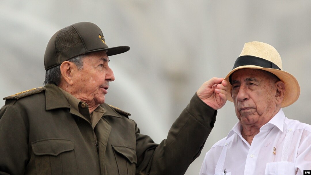 Raúl Castro y Machado Ventura en desfile por el Primero de Mayo, en Cuba.