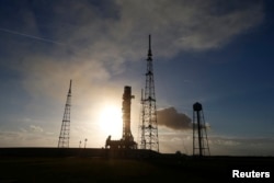La misión Artemis II de la NASA, que sobrevolará la Luna, despega desde el Centro Espacial Kennedy en Cabo Cañaveral, Florida, Estados Unidos.